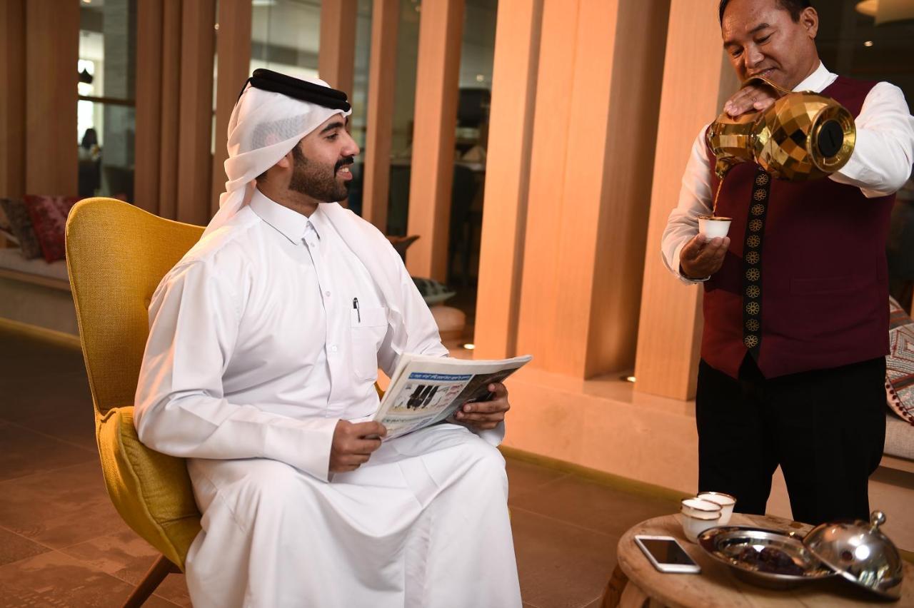 شاطئ سيلين,من منتجعات مروب مسيعيد المظهر الخارجي الصورة A Qatari man wearing the dishda'a