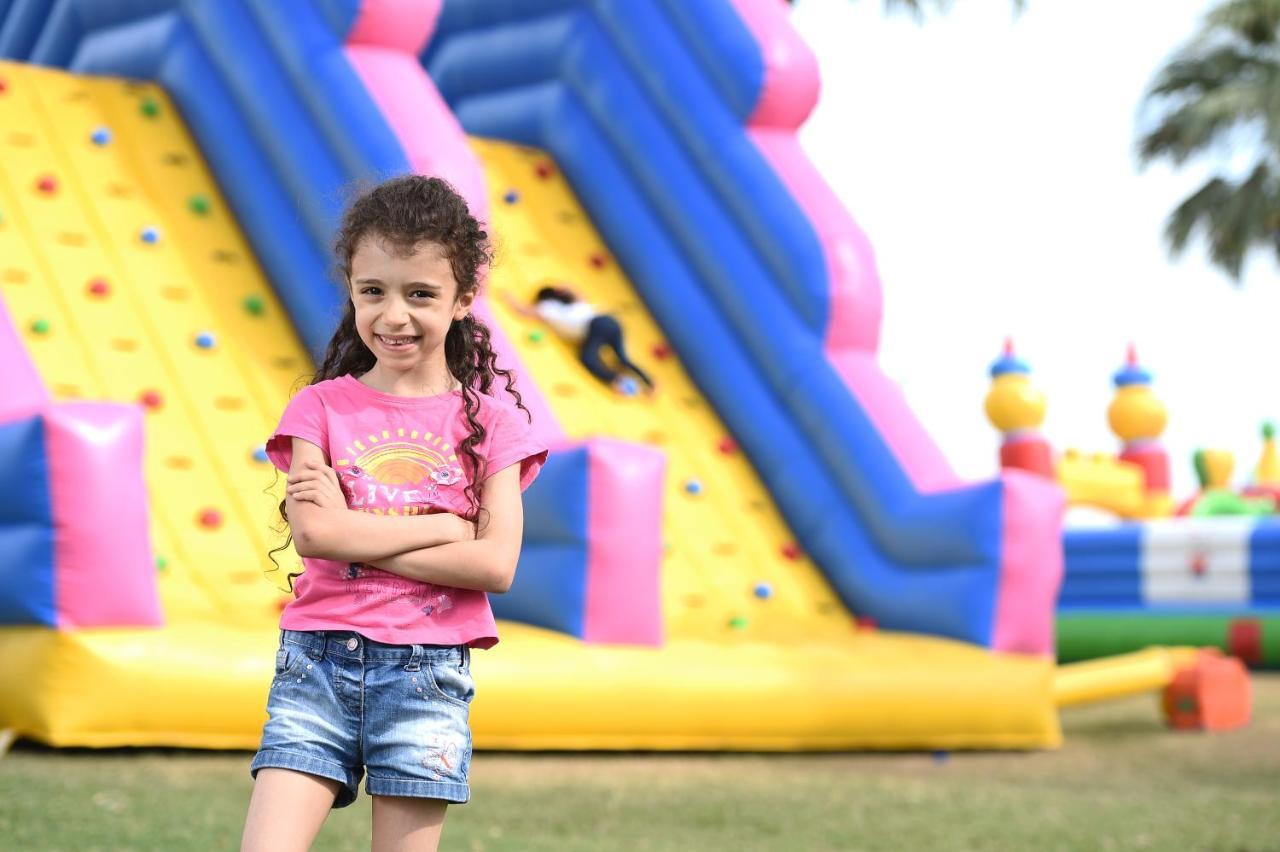 شاطئ سيلين,من منتجعات مروب مسيعيد المظهر الخارجي الصورة A girl in front of a climbing wall
