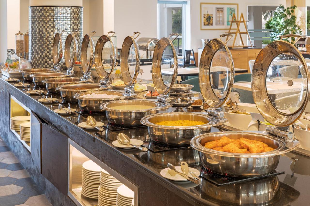 شاطئ سيلين,من منتجعات مروب مسيعيد المظهر الخارجي الصورة A buffet at a hotel