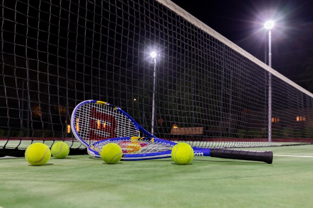 شاطئ سيلين,من منتجعات مروب مسيعيد المظهر الخارجي الصورة Tennis balls and racket