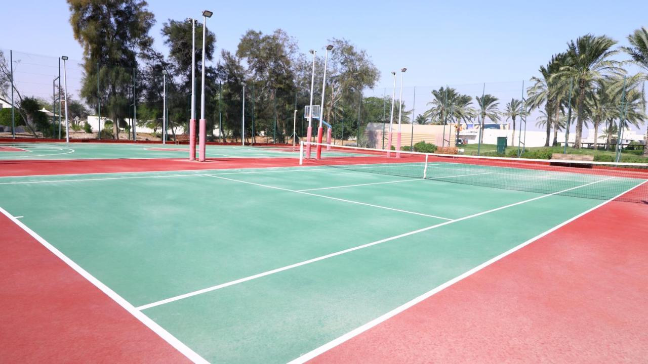 شاطئ سيلين,من منتجعات مروب مسيعيد المظهر الخارجي الصورة Tennis courts at the club