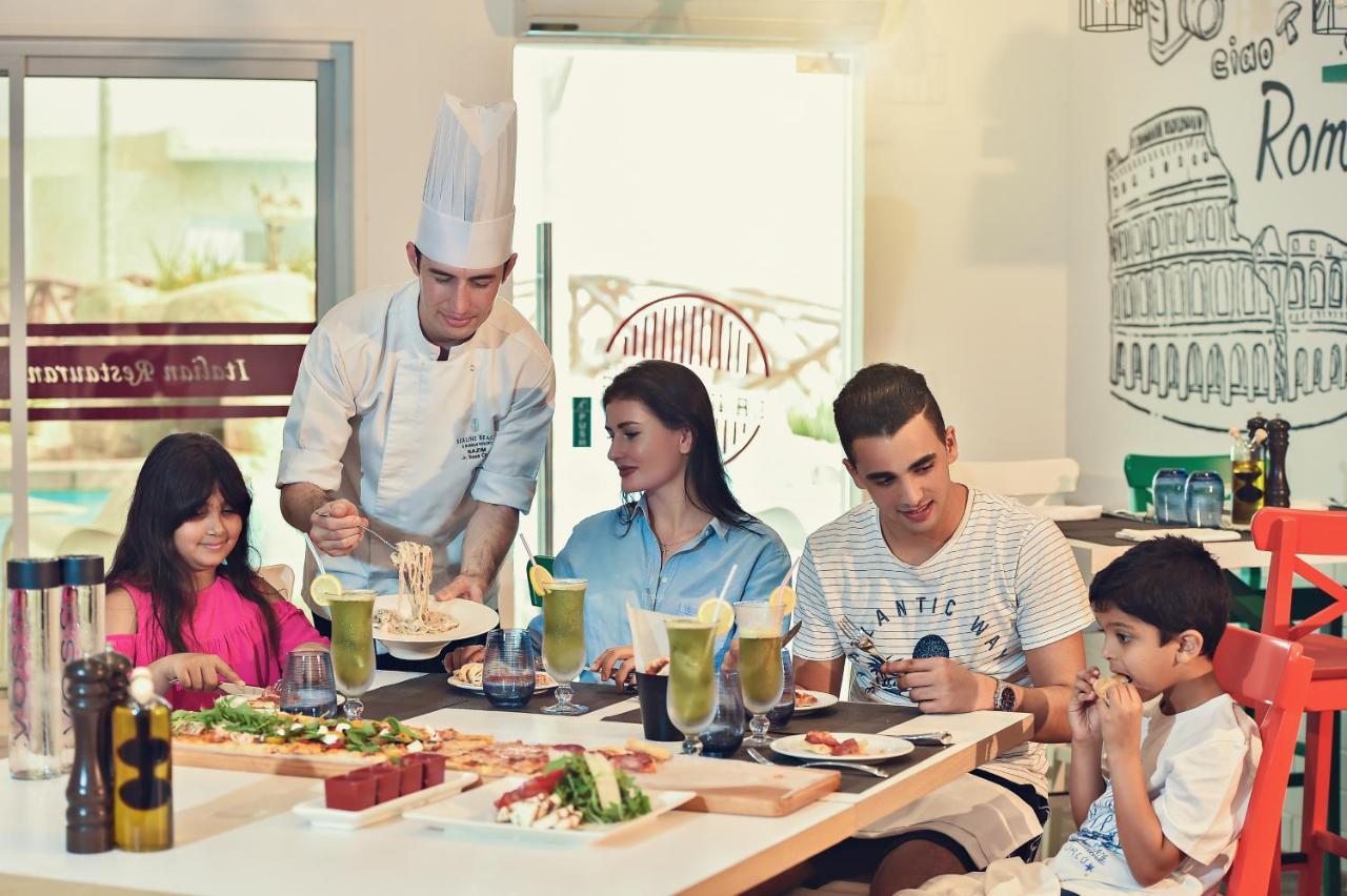 شاطئ سيلين,من منتجعات مروب مسيعيد المظهر الخارجي الصورة Family dining at a restaurant