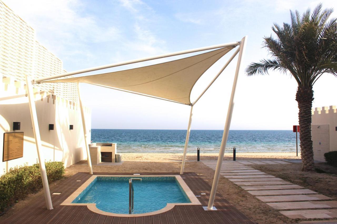 شاطئ سيلين,من منتجعات مروب مسيعيد المظهر الخارجي الصورة A shade sail over a swimming pool